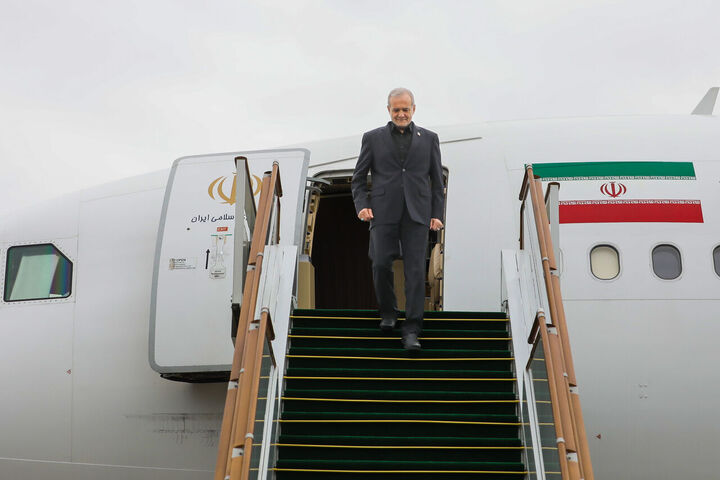 پزشکیان وارد جمهوری آذربایجان شد