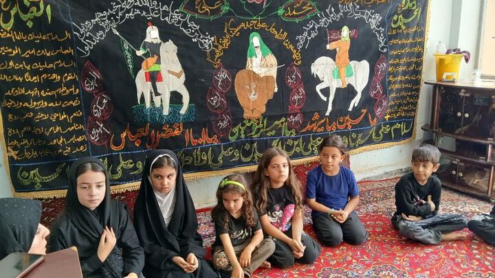 بازگویی واقعه‌ی عاشورا برای کودکان در کانون بصیرت خواهران کرمانشاه