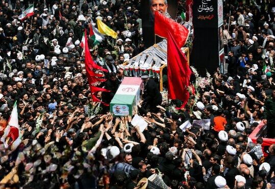 پیکر شهید سرلشکر ایزدی در قم تشییع و به خاک سپرده شد