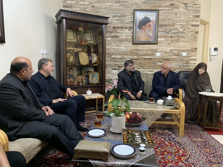 دیدار رئیس بنیاد شهید و امور ایثارگران با مادر شهیدان حسن و محمد باقری