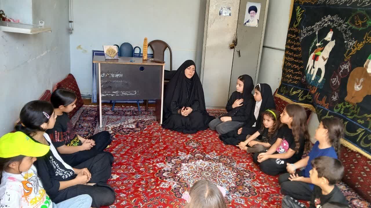 بازگویی واقعهی عاشورا برای کودکان در کانون بصیرت خواهران کرمانشاه