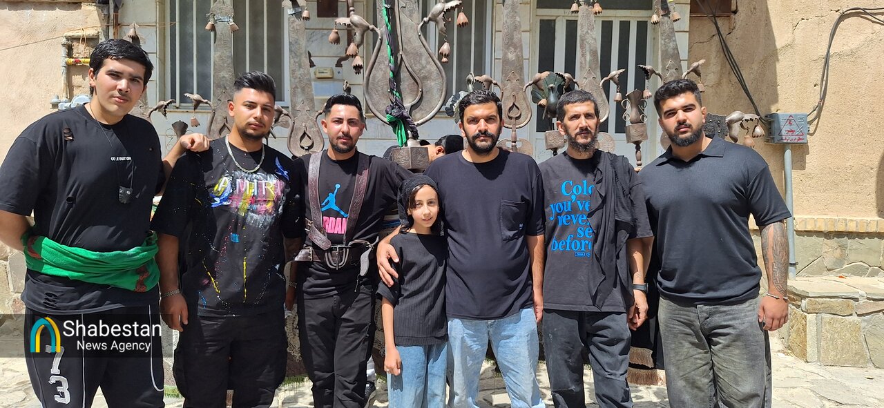 آیین چغچغه‌زنی انجدان؛ نوای حزن‌انگیز عاشورایی با حضور عزاداران حسینی برگزار شد