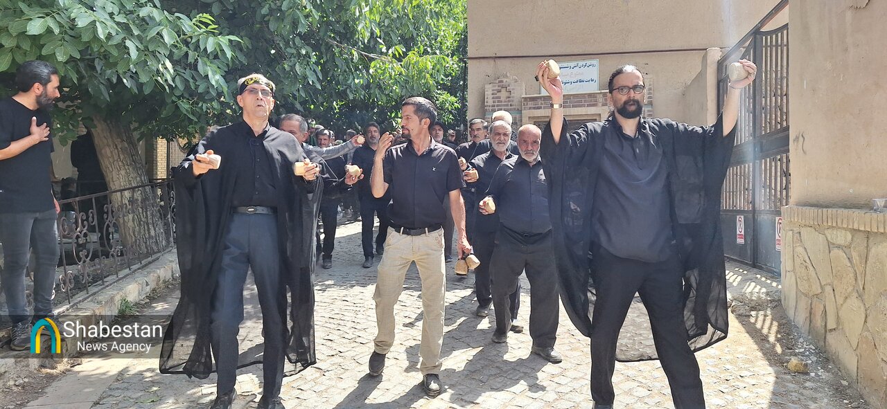 آیین چغچغه‌زنی انجدان؛ نوای حزن‌انگیز عاشورایی با حضور عزاداران حسینی برگزار شد