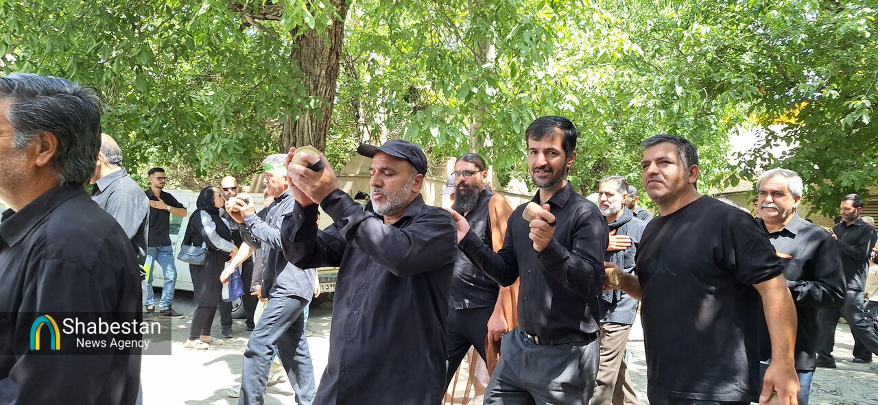 آیین چغچغه‌زنی انجدان؛ نوای حزن‌انگیز عاشورایی با حضور عزاداران حسینی برگزار شد