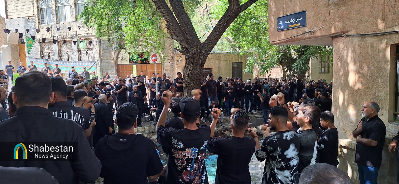 آیین چغچغهزنی انجدان؛ نوای حزنانگیز عاشورایی با حضور عزاداران حسینی برگزار شد
