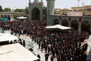 حضور پرشور عزاداران در نماز ظهر عاشورای حرم حضرت معصومه (س)