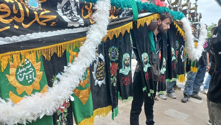 سلام دادن علم‌ها در عاشورا نمادی از همبستگی