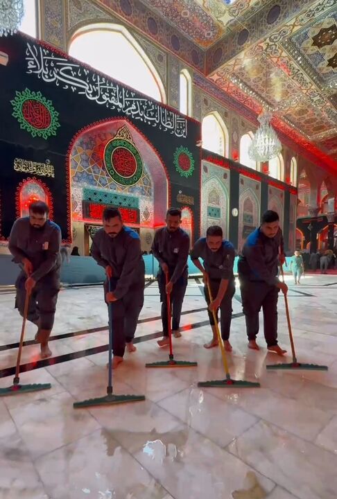 شستشوی صحن شریف حسینی پس از پایان مراسم عاشورا