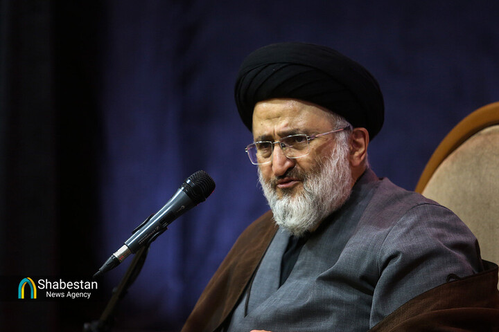 عبودیت خدا و رسیدگی به مردم دو ویژگی بارز امام سجاد(ع) بود