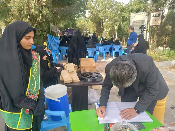 تجلیل از شهدا با برپایی ایستگاه صلواتی و میز دلنوشته 