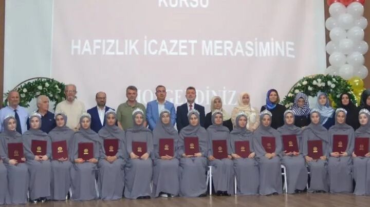 مراسم تجلیل از ۳۴ دختر حافظ قرآن کریم در ترکیه