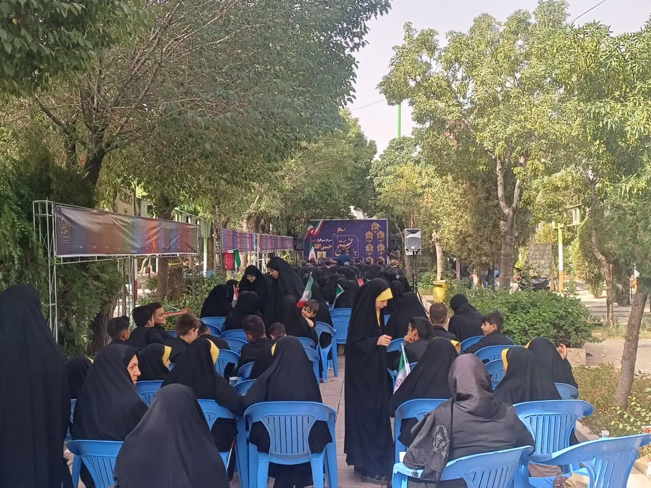 اعضای کانون‌های مساجد اراک پای کار شهدا/ محفل قرآن و ایثار در جوار شهدا برگزار شد