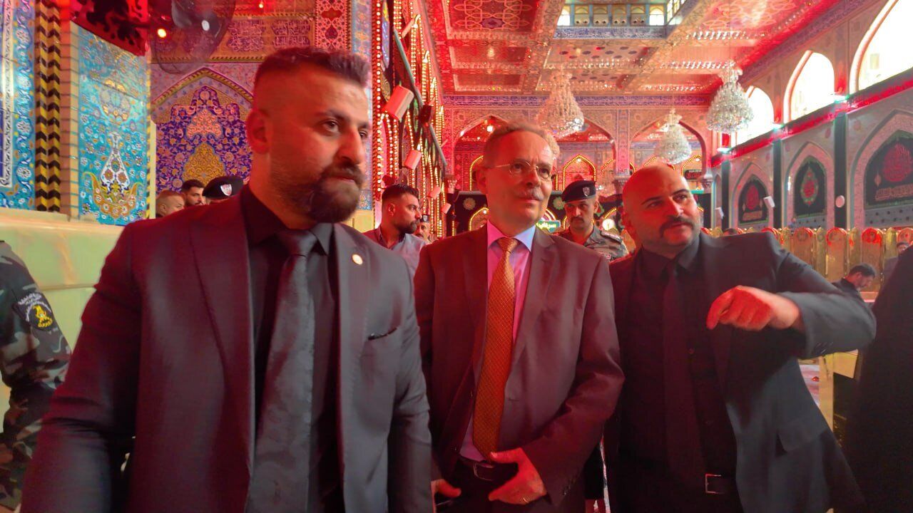 سفیر سوئیس از حرم امام حسین(ع) بازدید کرد