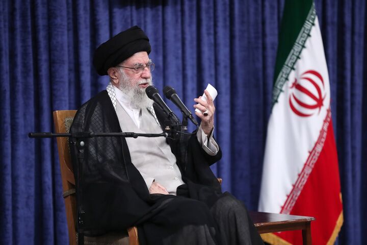 ملت با جهت‌گیری‌های گوناگون سیاسی و وزن متفاوت مذهبی پای ایران ایستاد