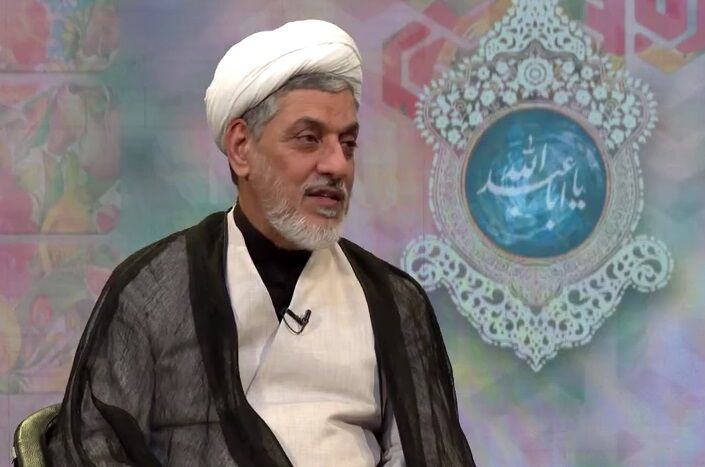 دشمن این‌گونه افکار یک جامعه را تحت تأثیر قرار می‌دهد