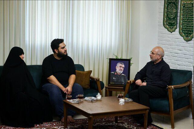حضور قالیباف در منزل شهید حاجی زاده