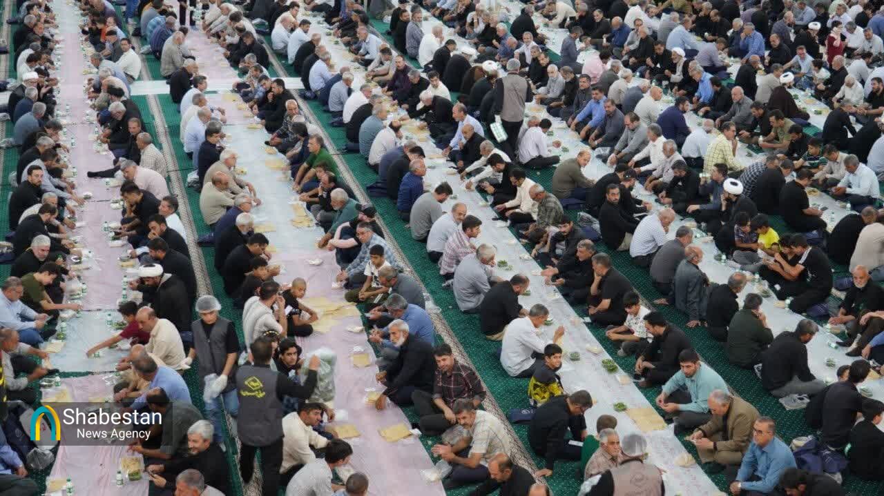 برپایی سفره اطعام سیدالشهداء علیه‌السلام بعد از نماز جمعه زنجان