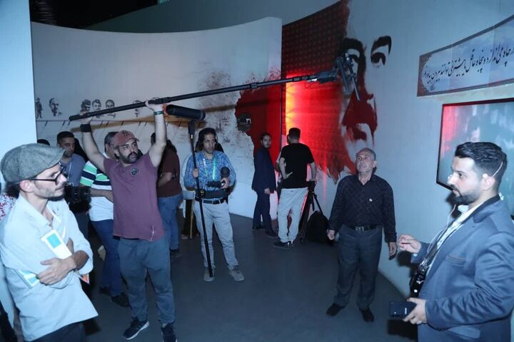 بازدید جمعی از فعالان رسانه‌های خارجی از موزه ملی انقلاب اسلامی