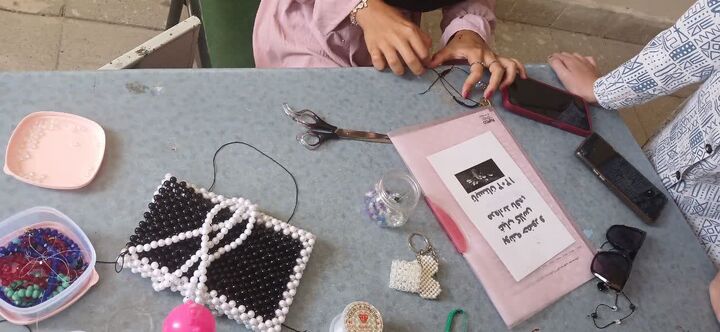 مهارت‌آموزی با دستان خلاق در کلاس‌های مروارید بافی دهگلان