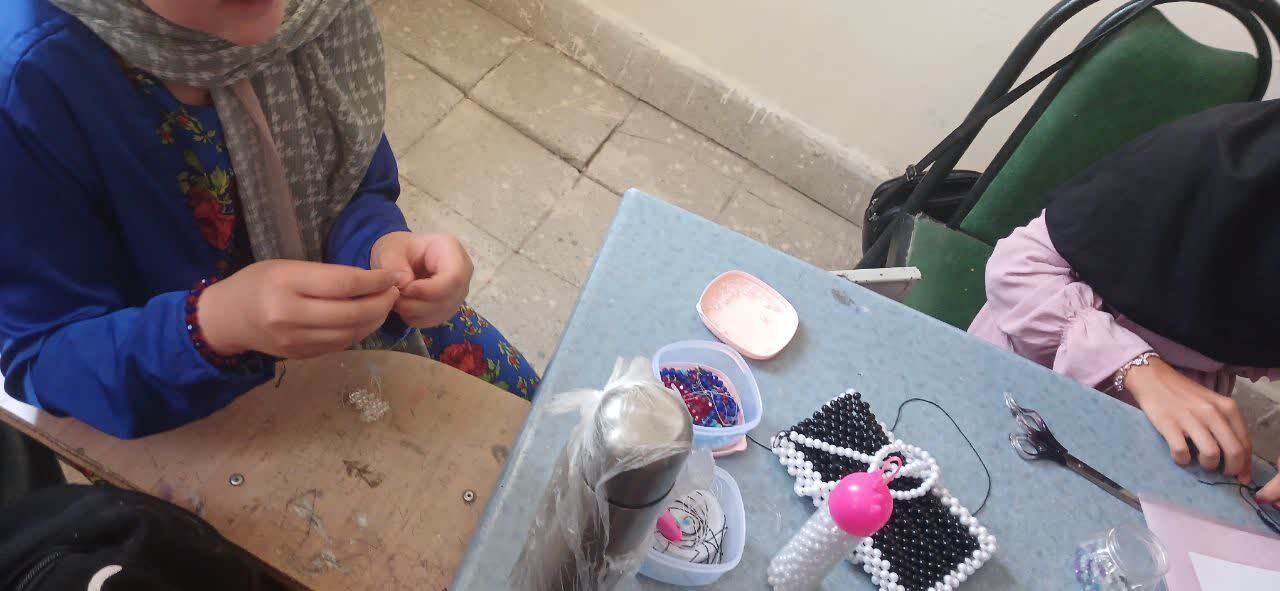 مهارتآموزی با دستان خلاق در کلاسهای مروارید بافی دهگلان
