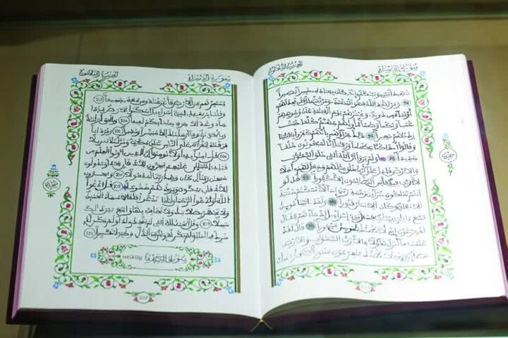 اهدای قرآن کتابت‌شده توسط ۷۵هزار زن سوادآموز به موزه شارجه