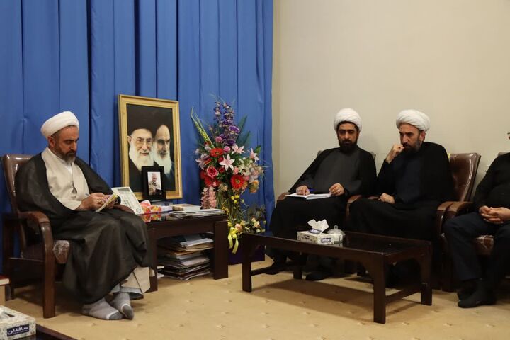 دیدار مسئولان فرهنگی با نماینده رهبری در ایلام درباره برنامه‌های اربعین