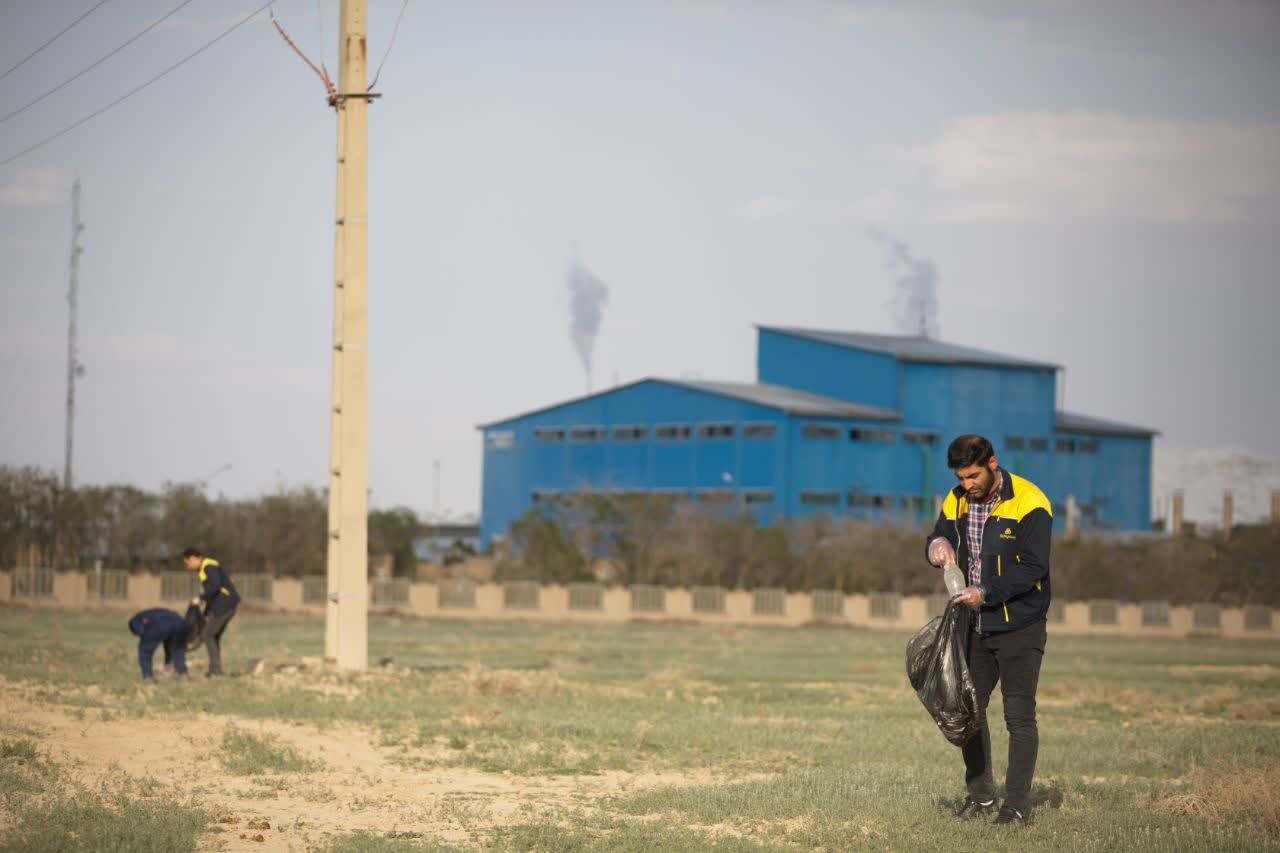 جاده دسترسی به تالاب میقان با همکاری شرکت معدنی املاح ایران پاکسازی شد