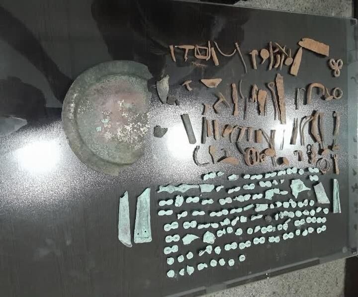 کشف ۲۸ قطعه اشیای تاریخی سه‌هزارساله در خرمدره/ قاچاقچیان به دام افتادند