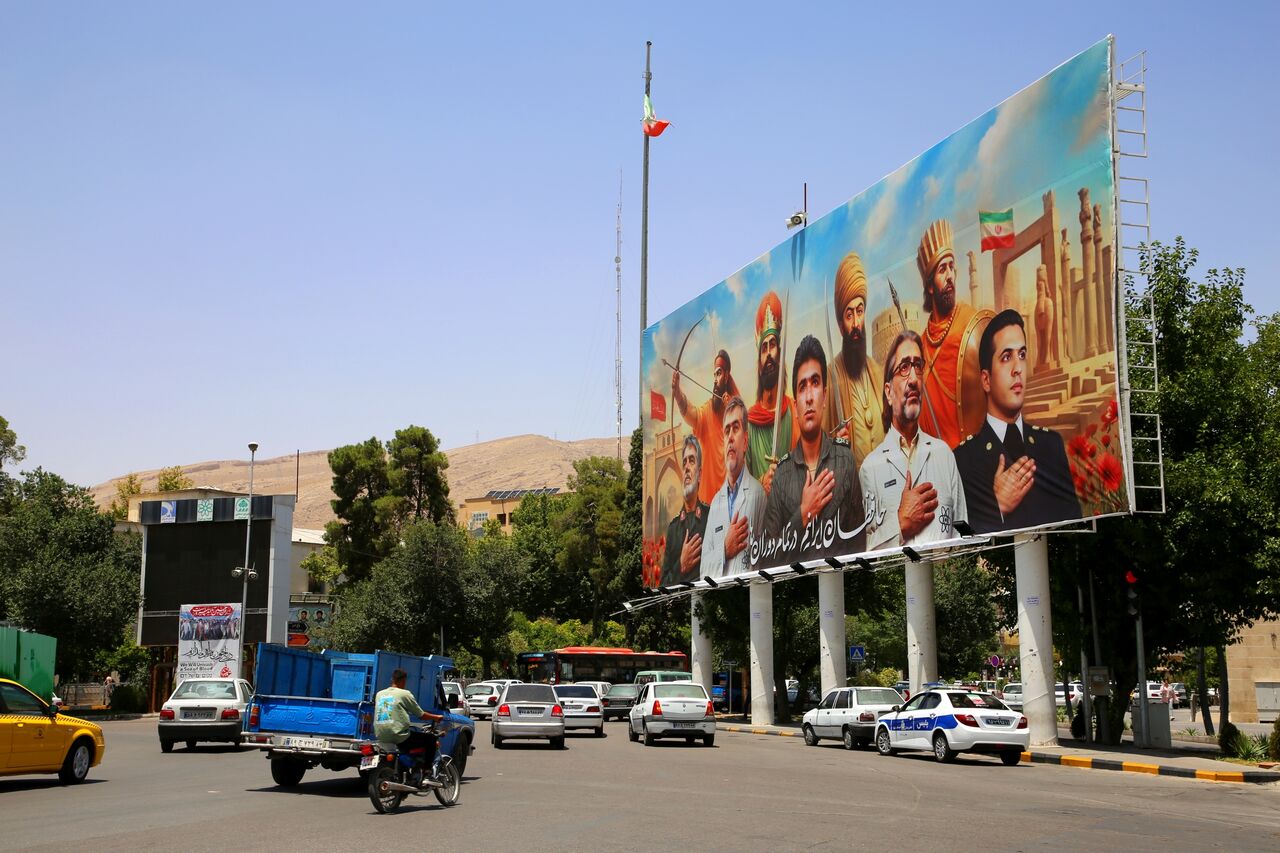 دیوارنگاره شیراز در ستایش قهرمانان وطن؛ از عباس دوران تا شهدای هسته‌ای