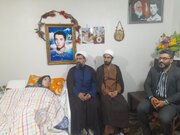 دیدار امام‌جمعه گلوگاه با خانواده شهید عموزاد در هفته بزرگداشت نماز جمعه