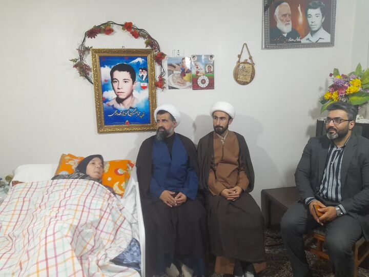 دیدار امام‌جمعه گلوگاه با خانواده شهید عموزاد در هفته بزرگداشت نماز جمعه