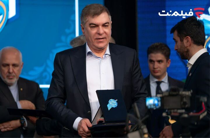 مدال کیفیت سال ۱۴۰۴ در حوزه هنر به علی سرتیپی اهدا شد