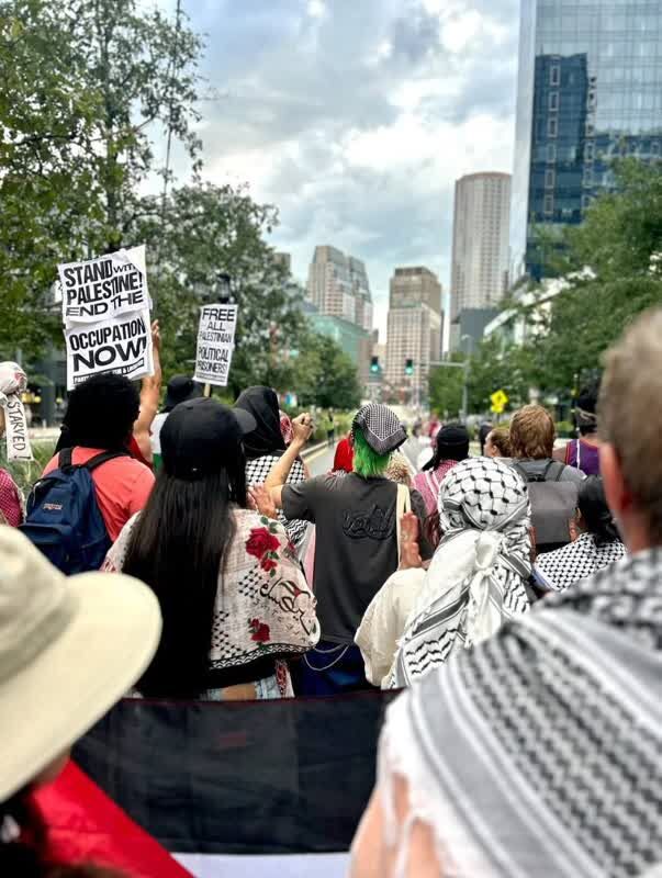 تظاهرات حامیان فلسطین دربرابر مقر گروه مشاوره «بوستون» در آمریکا+ عکس