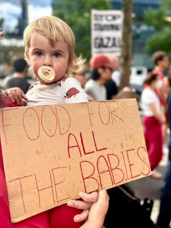 تظاهرات حامیان فلسطین دربرابر مقر گروه مشاوره «بوستون» در آمریکا+ عکس