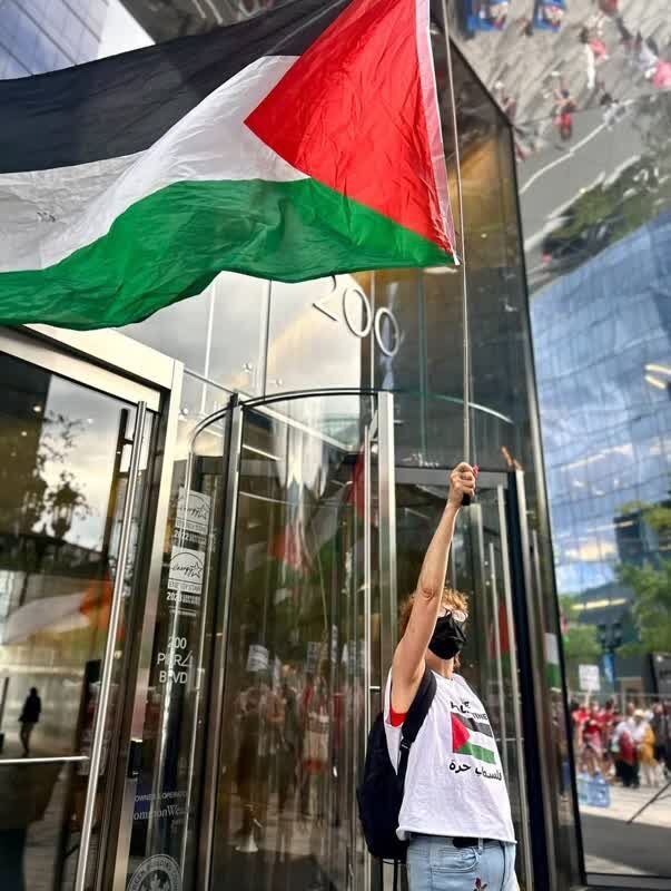 تظاهرات حامیان فلسطین دربرابر مقر گروه مشاوره «بوستون» در آمریکا+ عکس