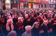 نماز وحدت شیعه و سنی در حرم امام حسین(ع)