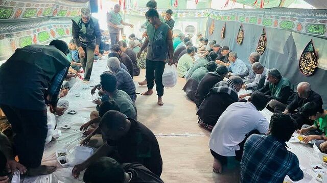 راه اندازی موکب بچه‌های مسجد روستای زمین سنگ در کربلا/ از توزیع بسته‌های فرهنگی تا نگهداری کودکان