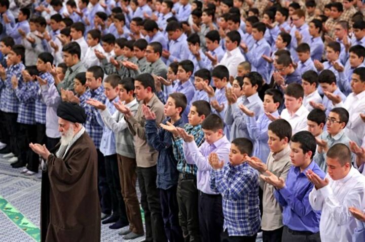 پخش زنده نماز جماعت دانش‌آموزان از شبکه دنا