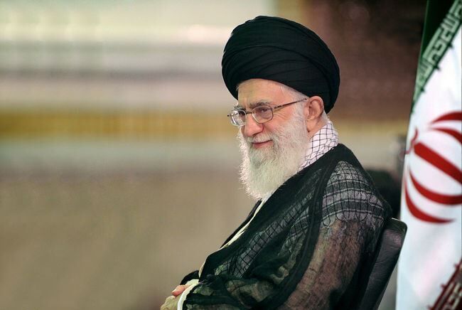 گزارش یک عیادت؛ فیلم دیده‌نشده‌ از حضور آیت‌الله خامنه‌ای در بیمارستان صحرایی