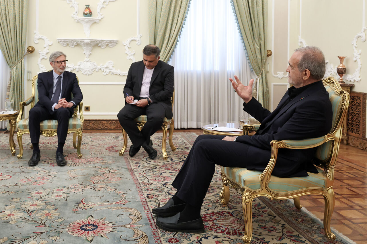 پزشکیان در مراسم دریافت استوارنامه سفرای جدید چه گفت؟