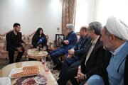 دیدا حدادعادل با خانواده شهید مینوچهر به نمایندگی از رهبری