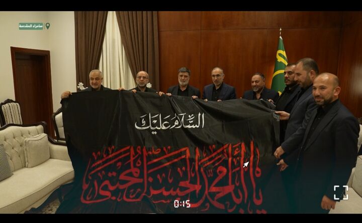 پرچم عزای امام حسن مجتبی(ع) به آستان مقدس عسکریین(ع) داده شد