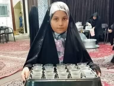 «روضه‌ای به وسعت آینده»؛ وقتی دختران کوچک، علم‌دار حسینیه می‌شوند