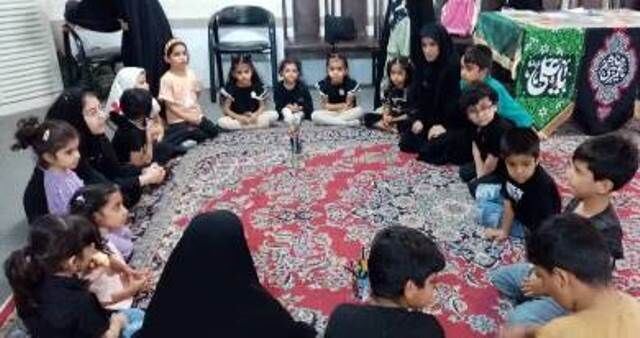 «روضه‌ای به وسعت آینده»؛ وقتی دختران کوچک، علم‌دار حسینیه می‌شوند