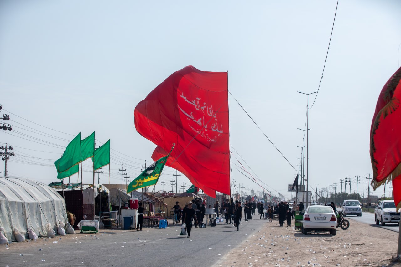 مواکب پرچم‌های حسینی در مسیر پیاده روی اربعین؛ شکوهی از رنگ و معنویت+عکس