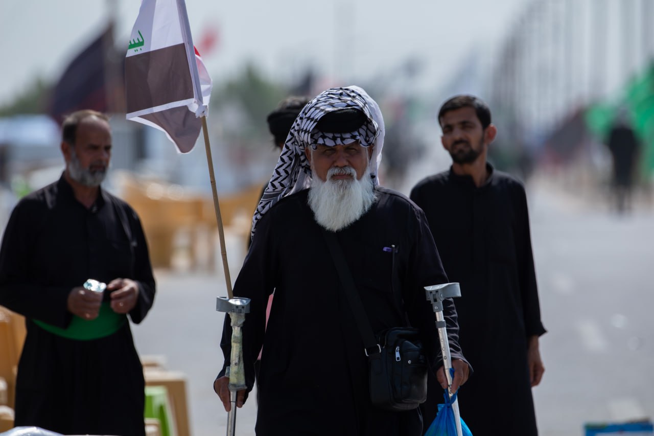 مواکب پرچم‌های حسینی در مسیر پیاده روی اربعین؛ شکوهی از رنگ و معنویت+عکس