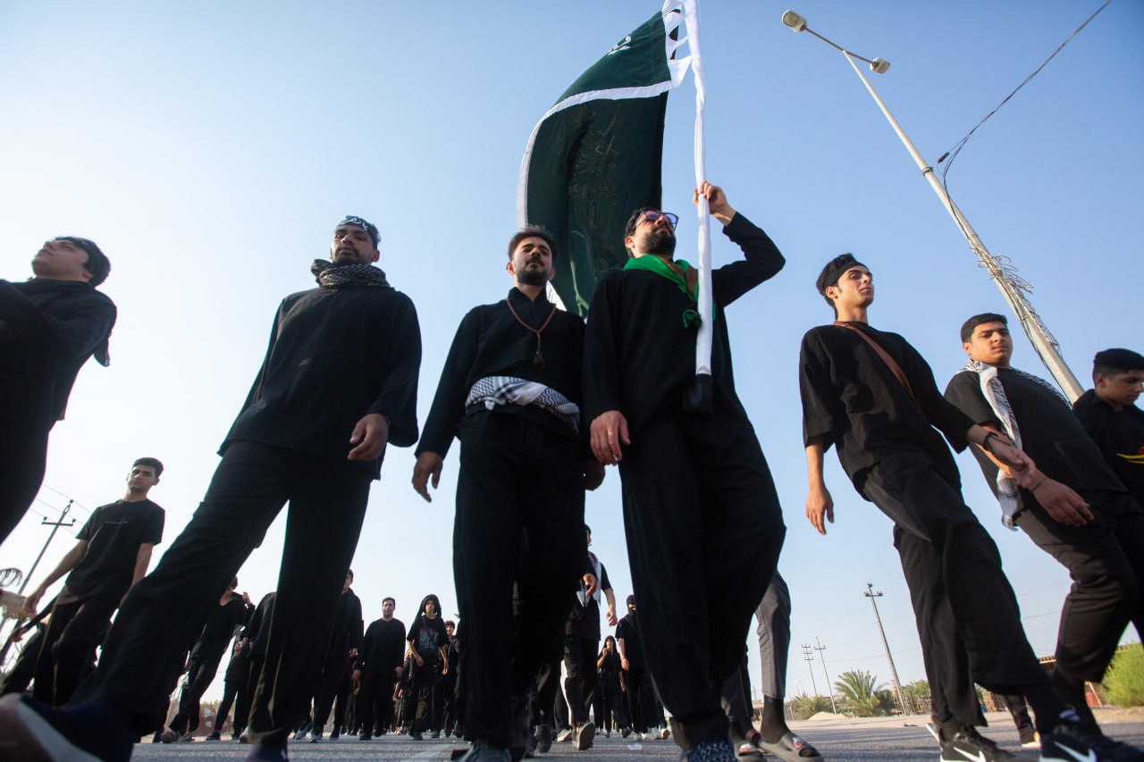 مواکب پرچم‌های حسینی در مسیر پیاده روی اربعین؛ شکوهی از رنگ و معنویت+عکس