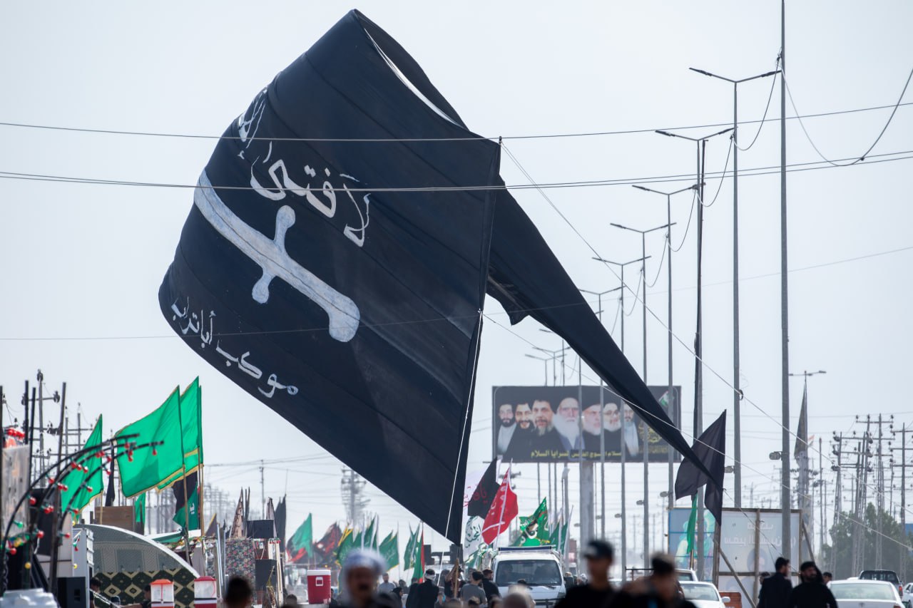 مواکب پرچمهای حسینی در مسیر پیاده روی اربعین؛ شکوهی از رنگ و معنویت+عکس