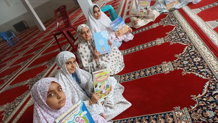 اهدای کتاب‌های قرآنی به دختران فعال قرآنی در خانه قرآن حدیث مریوان