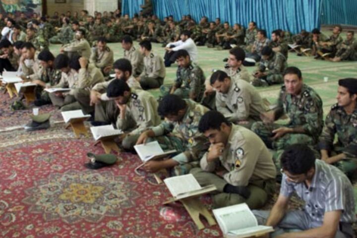 محفل انس با قرآن کریم در قرارگاه منطقه غرب نیروی زمینی ارتش برگزار شد